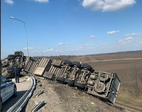 Опрокидывание фуры с мандаринами в Ростовской области.